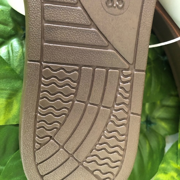 H like Hermes on these pretty White Beautiful Sandals 8.5 - Picture 4 of 4